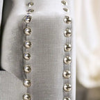 Canapé à accoudoirs tuxedo et dossier capitonné, style transitionnel